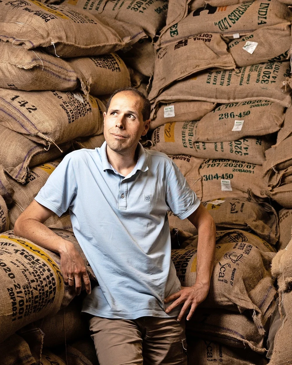 Dr. Steffen Schwarz zwischen Säcken mit Rohkaffee